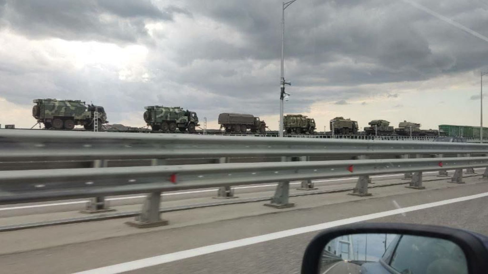 На фото: перекидання військової техніки по Кеченському мосту